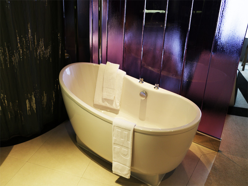 W-BANGKOK-bath-rub-in-Spectacular-Room